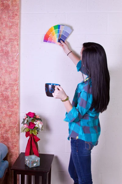 Meisje kiezen van een kleur voor de muren — Stockfoto