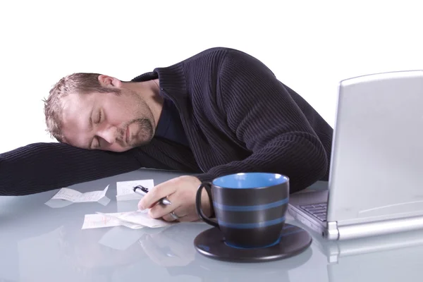 Joven hombre de negocios casual durmiendo en su escritorio —  Fotos de Stock