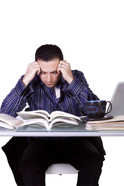 Stressad affärsman på hans skrivbord arbetar — Stockfoto