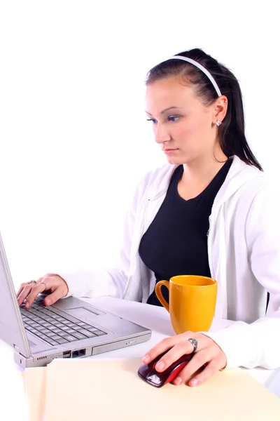 Adolescente bebiendo café mientras trabaja en la computadora —  Fotos de Stock