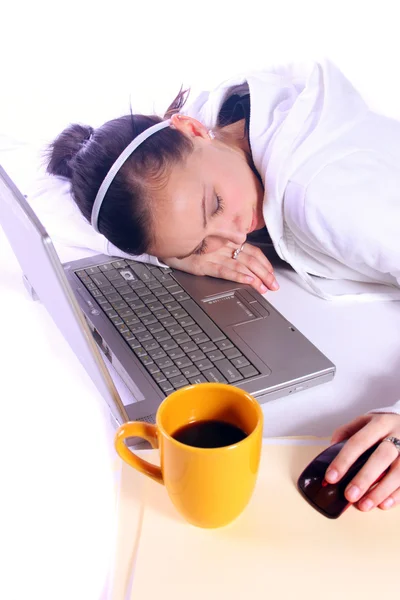 Adolescente caiu adormecido enquanto trabalhava no computador — Fotografia de Stock