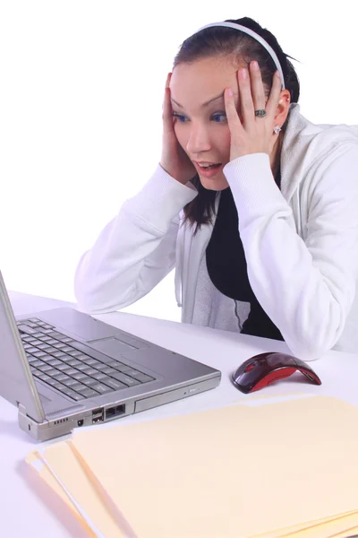 Adolescente estresado con un ordenador portátil —  Fotos de Stock