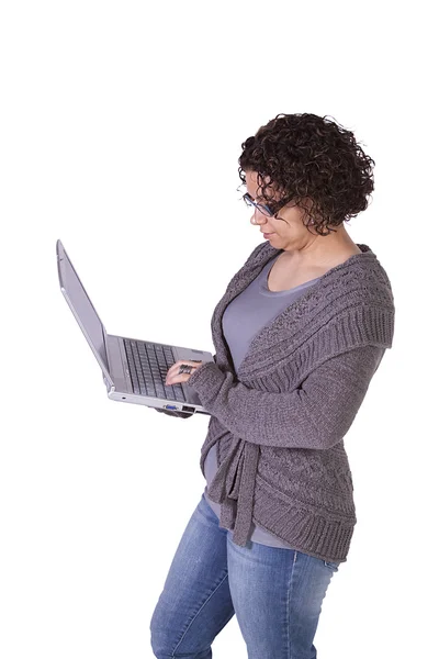 Hispânica empresária segurando um laptop — Fotografia de Stock