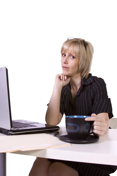 Geschäftsfrau arbeitet am Laptop mit Tasse Kaffee auf dem Schreibtisch — Stockfoto