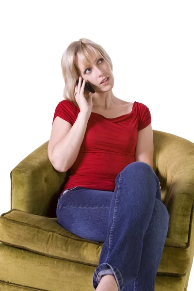 Žena mluvila na mobilním telefonu u ní doma — Stock fotografie