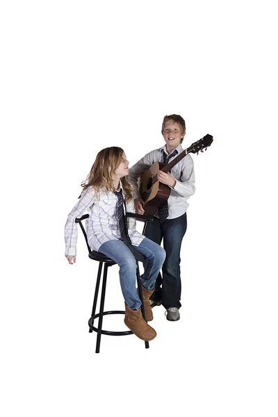 弟弟和妹妹跟吉他游手好闲 — 图库照片