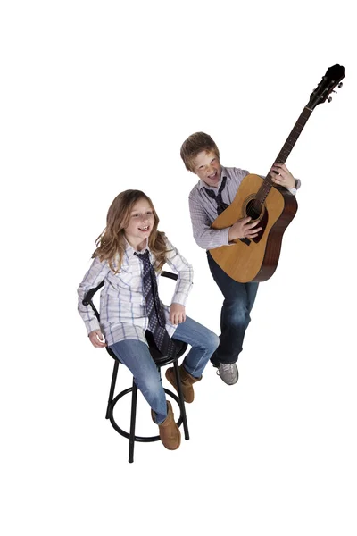 Bror och syster klantar sig med gitarr — Stockfoto