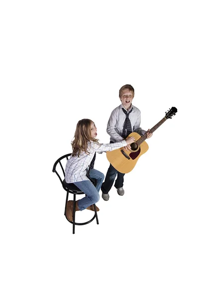 Fratello e sorella giocherellando con la chitarra — Foto Stock