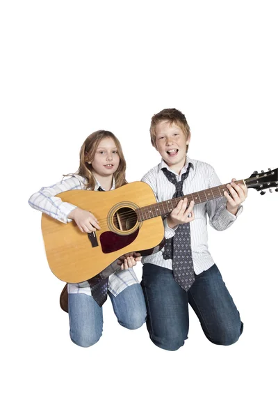 Irmão e irmã brincando com guitarra — Fotografia de Stock