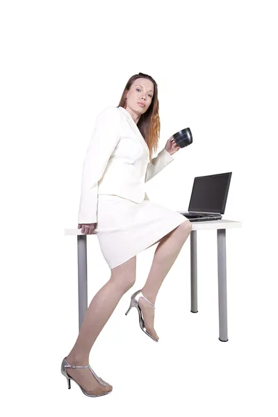 Sexy kobieta siedzi na biurku — Zdjęcie stockowe