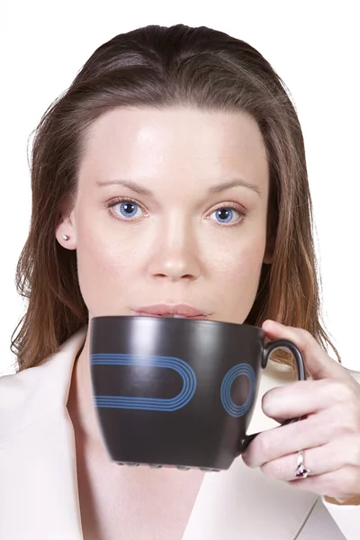 Vrouw drinken koffie staande omhoog — Stockfoto