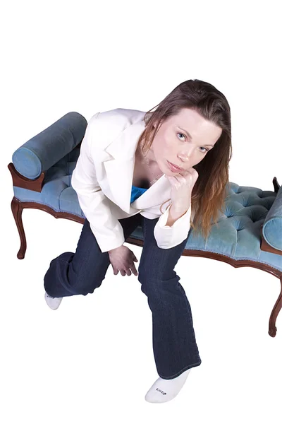 Mulher sentada em uma cadeira — Fotografia de Stock