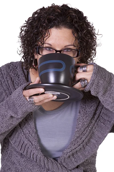Vrouw drinken koffie staande omhoog — Stockfoto