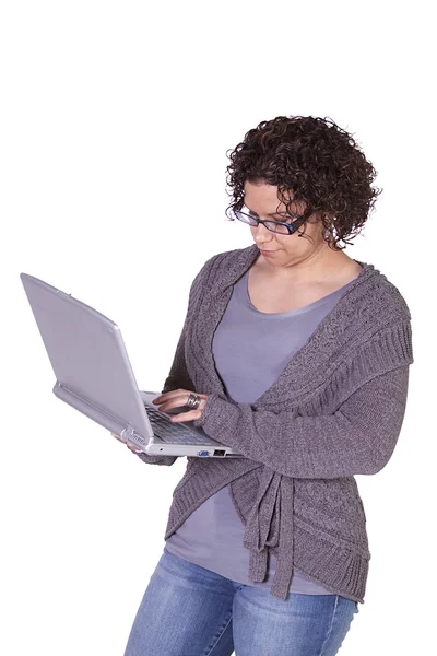 Hispanique femme d'affaires tenant un ordinateur portable — Photo