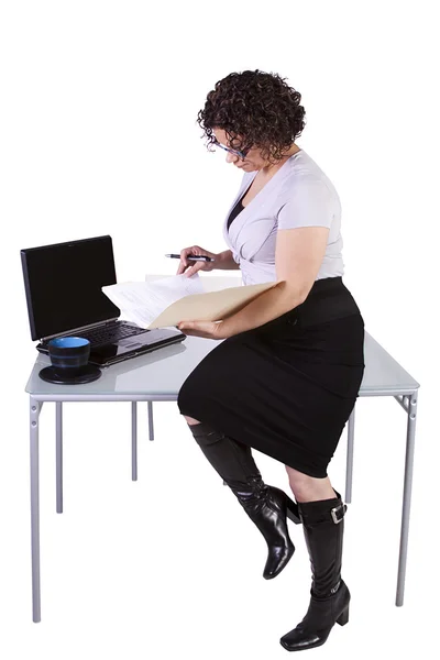 Mujer sexy sentada en el escritorio — Foto de Stock