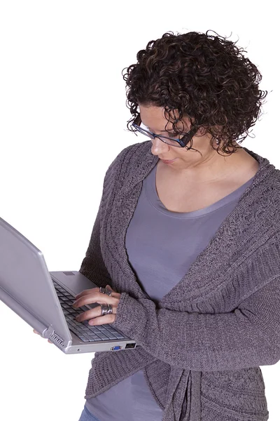 Hispanische Geschäftsfrau mit Laptop — Stockfoto