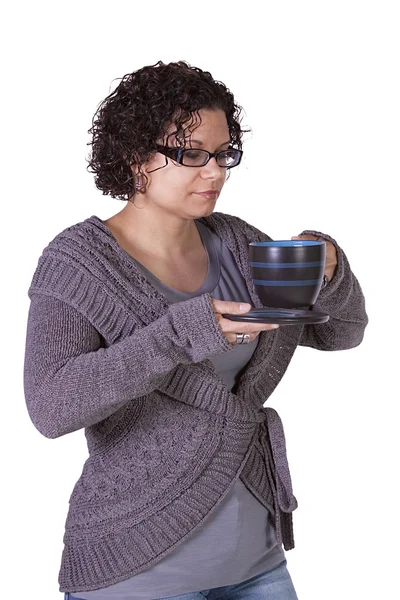 Женщина пьет кофе стоя — стоковое фото