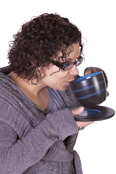 Nő iszik kávé állt — Stock Fotó
