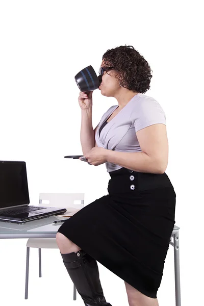 Sexig kvinna sitter på skrivbordet — Stockfoto