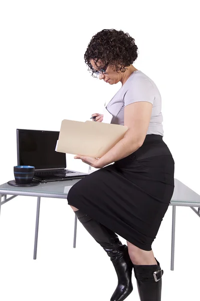 Сексуальная женщина сидит на рабочем столе — стоковое фото