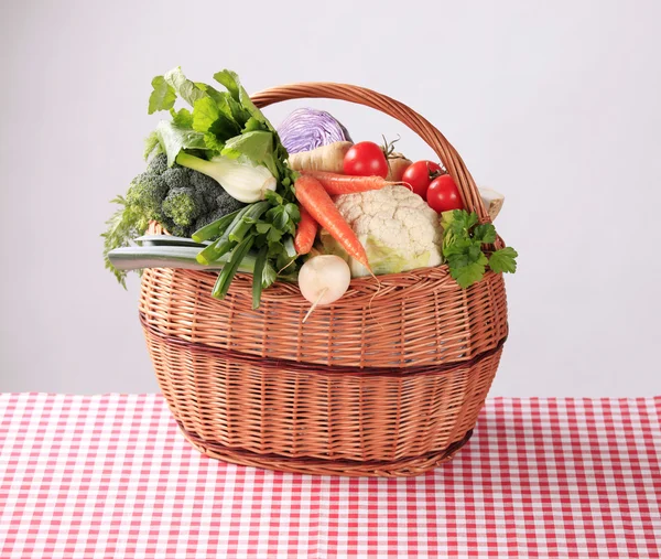 Färska grönsaker i en korg — Stockfoto