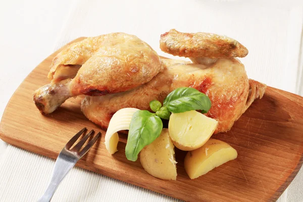 Жареная курица и новая картошка — стоковое фото