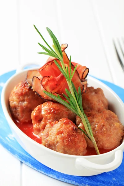 Lihapullia tomaattikastikkeessa — kuvapankkivalokuva