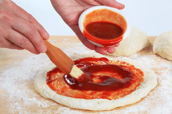 Kocken förbereder pizza — Stockfoto