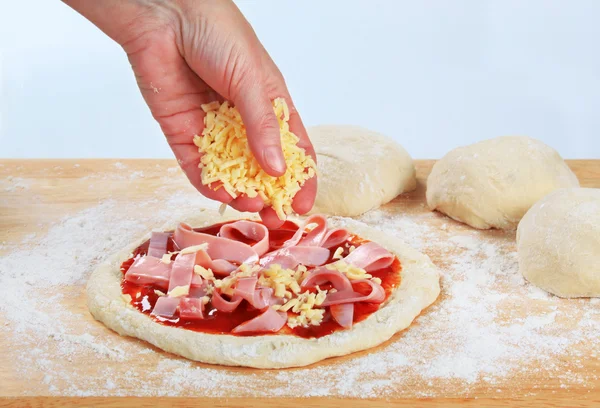 Кухар готує піци — стокове фото