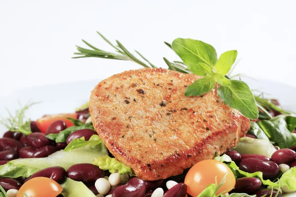 Mariniertes Schweinefleisch und Salat mit roten Bohnen — Stockfoto