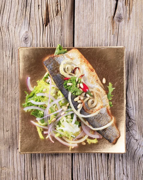 Pan fried trout and green salad — Stock Photo, Image