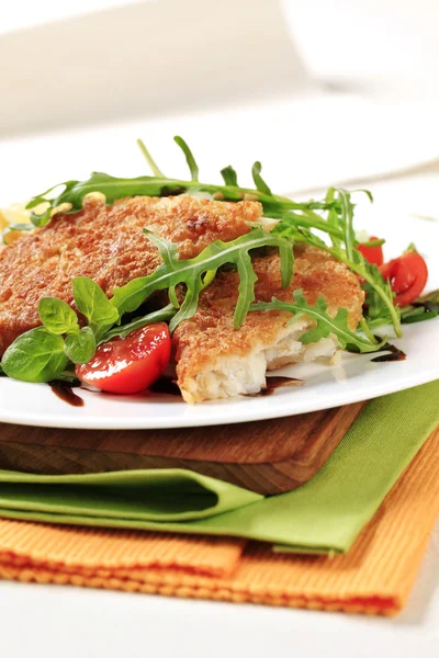 튀긴된 생선 및 신선한 샐러드 — 스톡 사진
