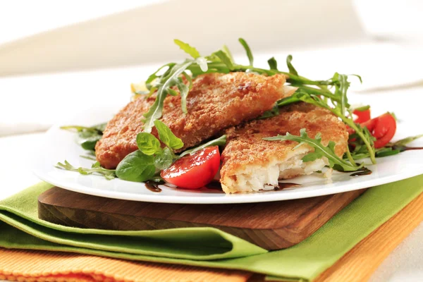 Жареная рыба и свежий салат — стоковое фото