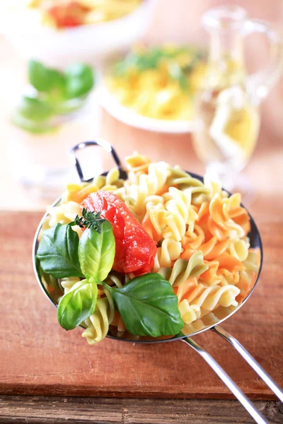 Tricolor korkskruvsformade pasta — Stockfoto