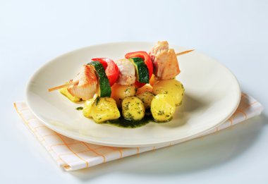 Chicken skewer with potatoes