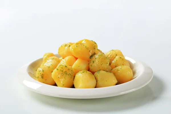Картофель с маслом и петрушкой — стоковое фото