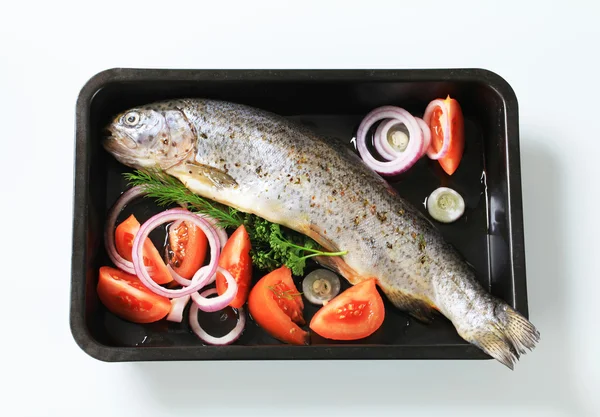 新鲜药草塞鳟鱼和蔬菜 — 图库照片