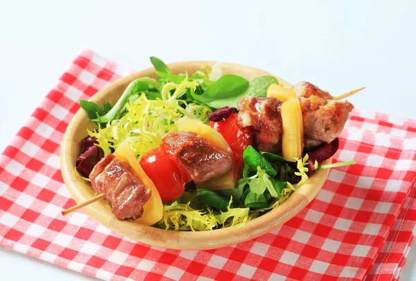 Domuz eti şiş ve bahar salatası mix — Stok fotoğraf