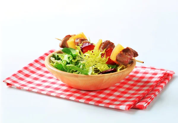 Svinekød spyd og foråret salat mix - Stock-foto