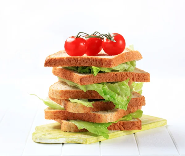 Pão sanduíche fatiado com alface — Fotografia de Stock