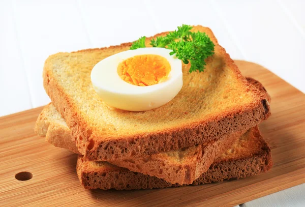烤面包和煮的鸡蛋 — 图库照片