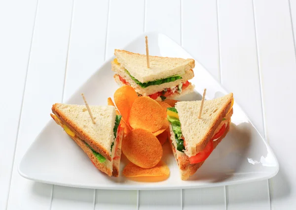 Sebze sandviç ve patates cipsi — Stok fotoğraf