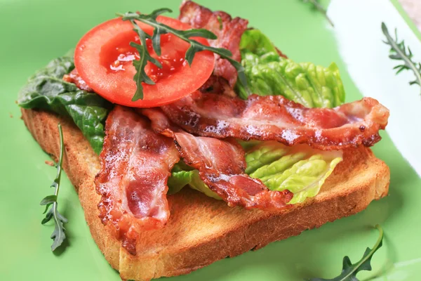 Toast met knapperige bacon stroken — Stockfoto