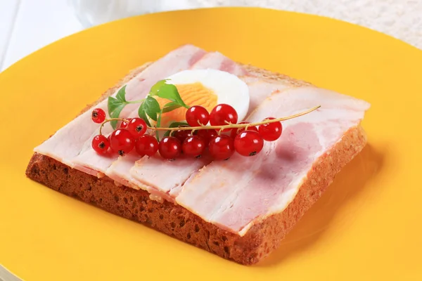 Brödskiva med bacon — Stockfoto