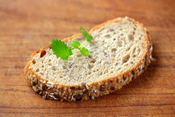 Rebanada de pan integral — Foto de Stock