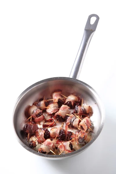 Baconinnpakkede svisker – stockfoto