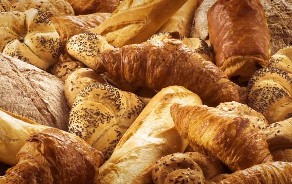 Rozmanitost čerstvého chleba a pečiva — Stock fotografie