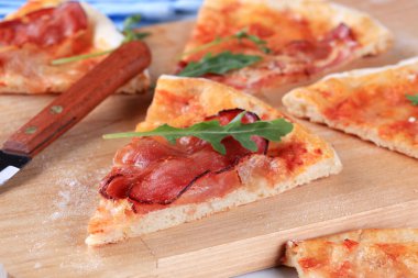 pizza jambon dilimleri