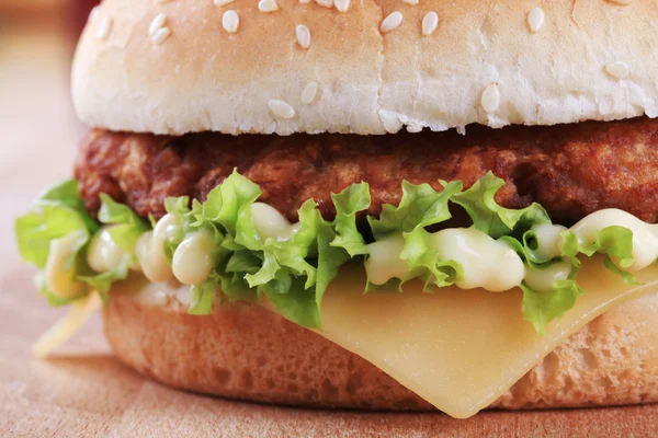 Cheeseburger mit Mayonnaise — Stockfoto