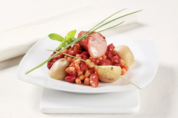 ソーセージとジャガイモと豆とトウモロコシの唐辛子 — ストック写真